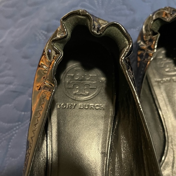 Tory Burch Reeva flats size 7.5 in black patent. Great used condition. - Picture 4 of 8